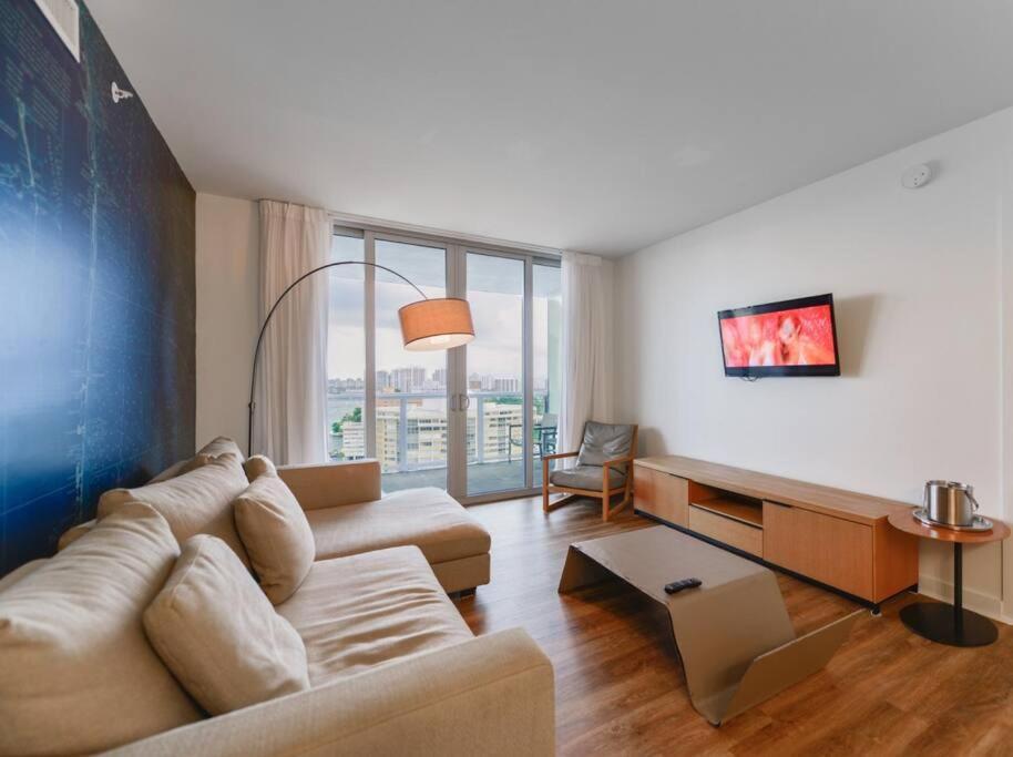 Cozy 1Br Condo Beachwalk Resort Plaja Hallandale Exterior foto