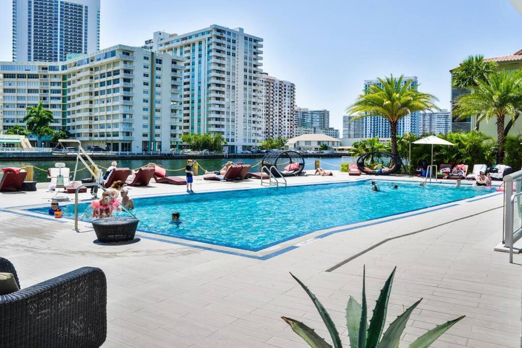 Cozy 1Br Condo Beachwalk Resort Plaja Hallandale Exterior foto